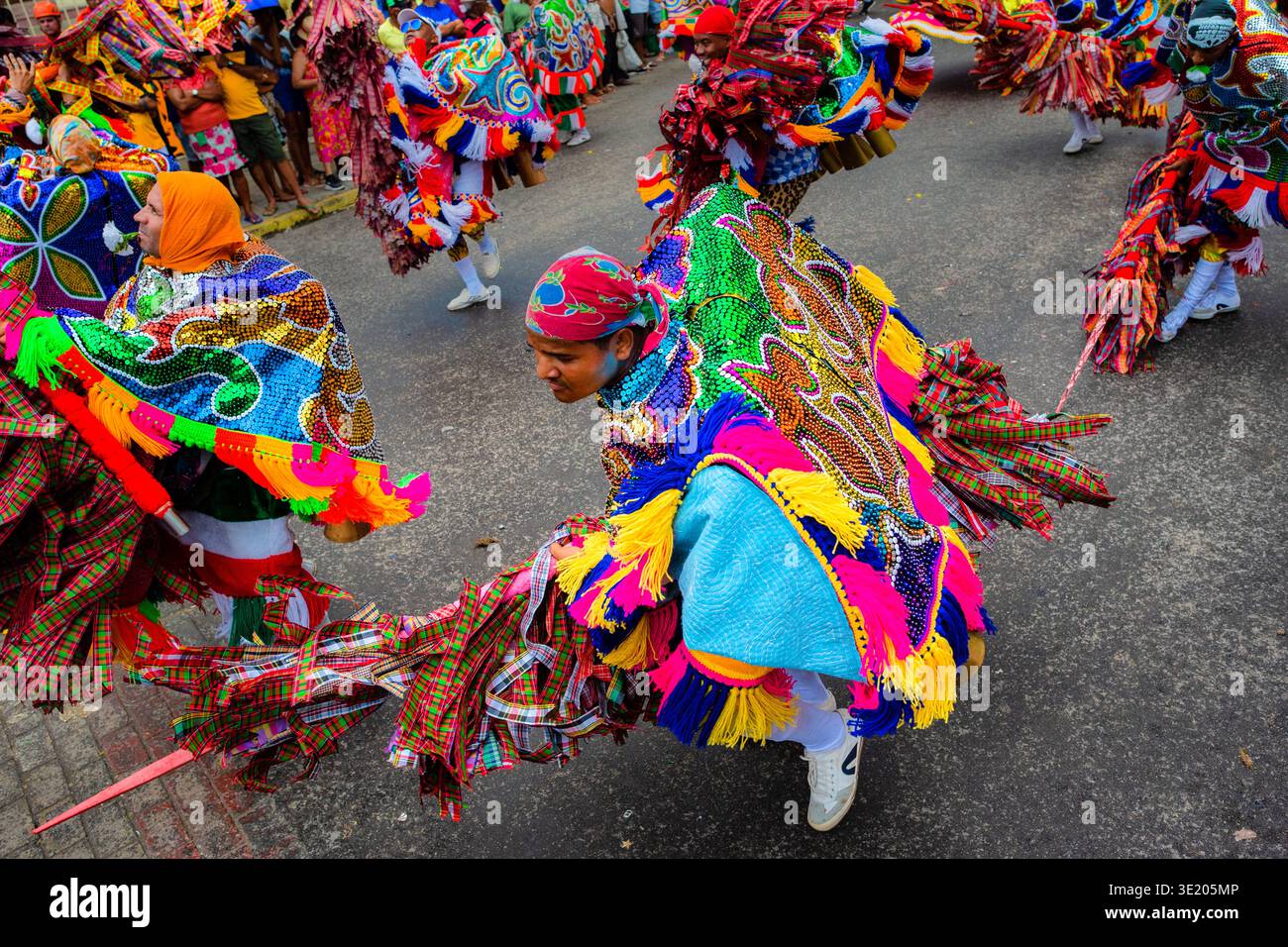 Gli artisti vestiti come Caboclo de Lancia ballano una danza di guerra durante una cerimonia rurale Maracatu al Carnevale di Nazaré da Mata, Brasile. Foto Stock