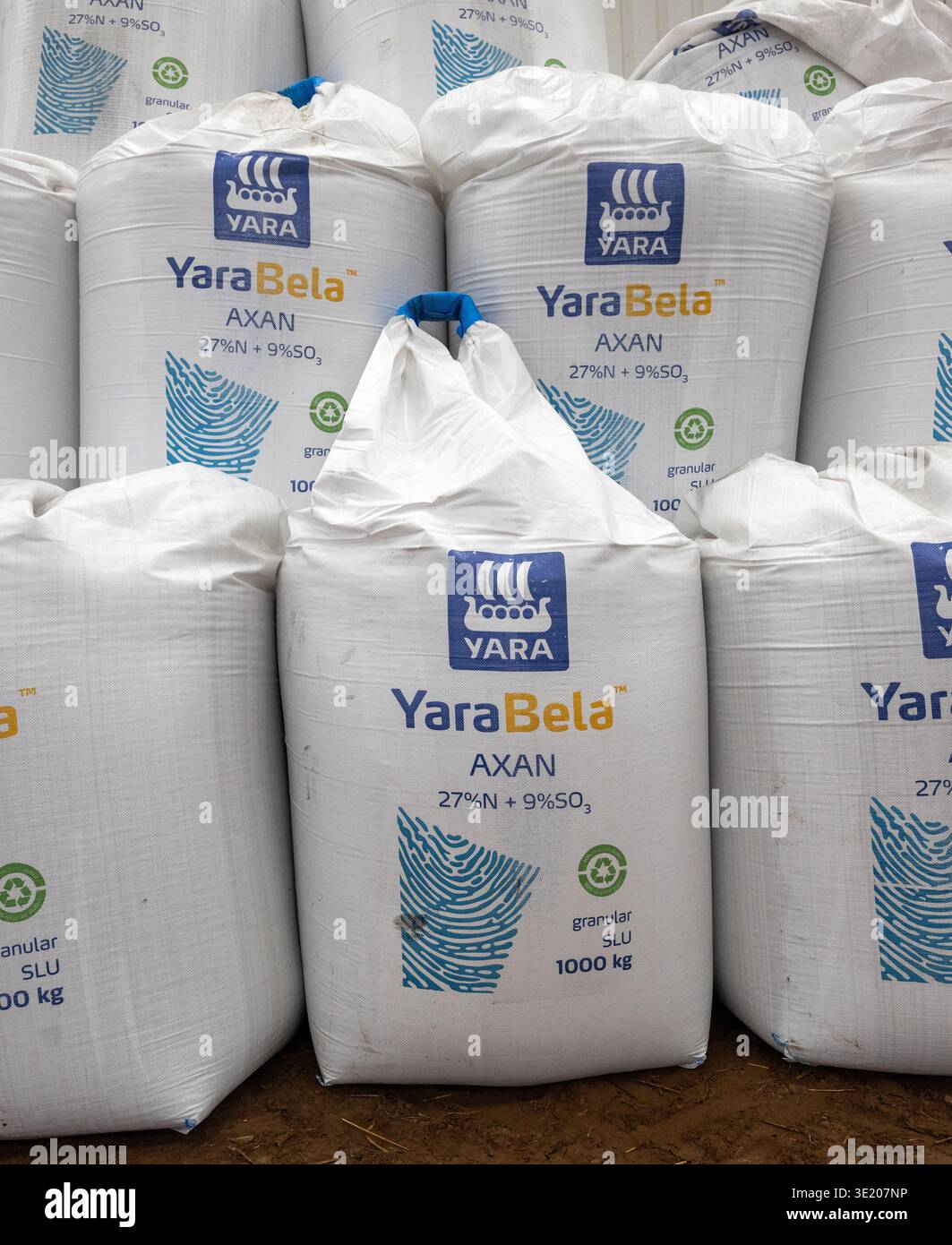 1000 kg sacchetti di fertilizzante agricolo immagazzinati in un edificio agricolo Foto Stock