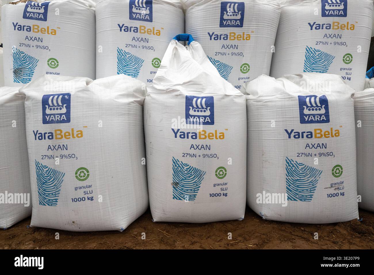 1000 kg sacchetti di fertilizzante agricolo immagazzinati in un edificio agricolo Foto Stock