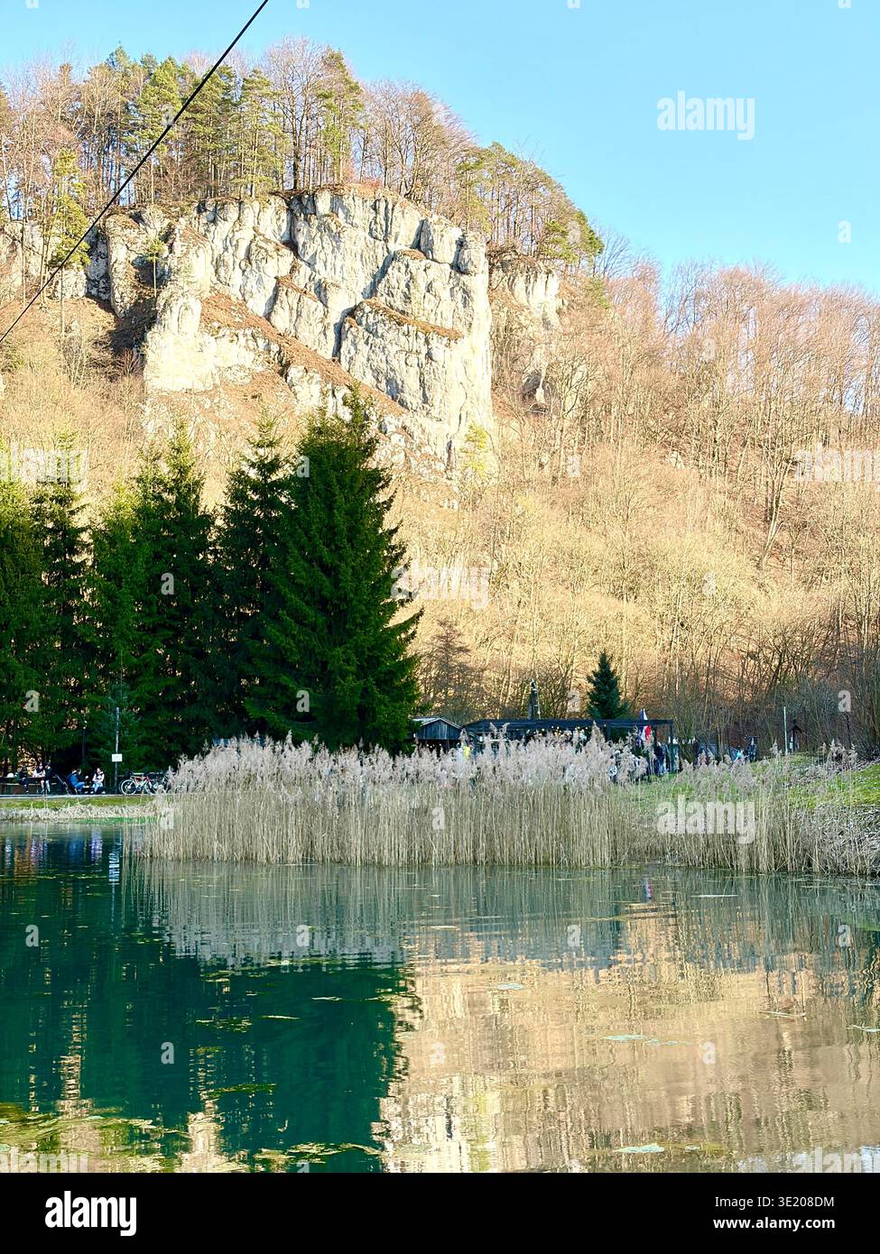 Riflesso panoramico delle scogliere calcaree e della foresta in un tranquillo laghetto nel Parco Nazionale di Ojcowski, Polonia. Splendido paesaggio naturale vicino a Cracovia in primavera. - Immagine stock catturata con smartphone