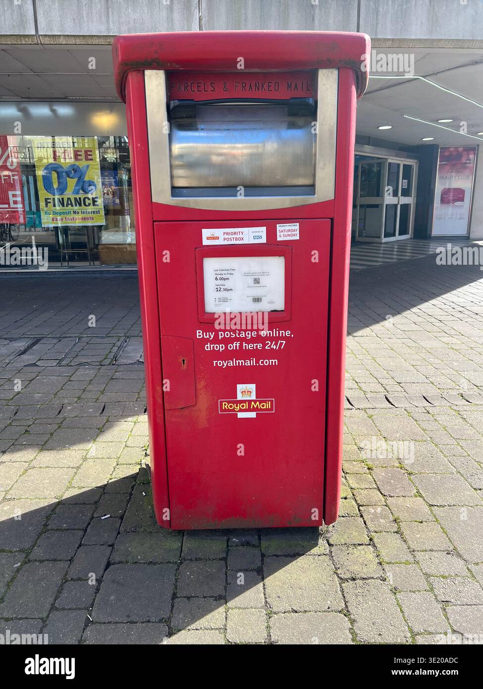 Cassetta postale Royal mail sulla High Street a Staines-upon-Thames nel Surrey, Inghilterra. - Immagine stock catturata con smartphone