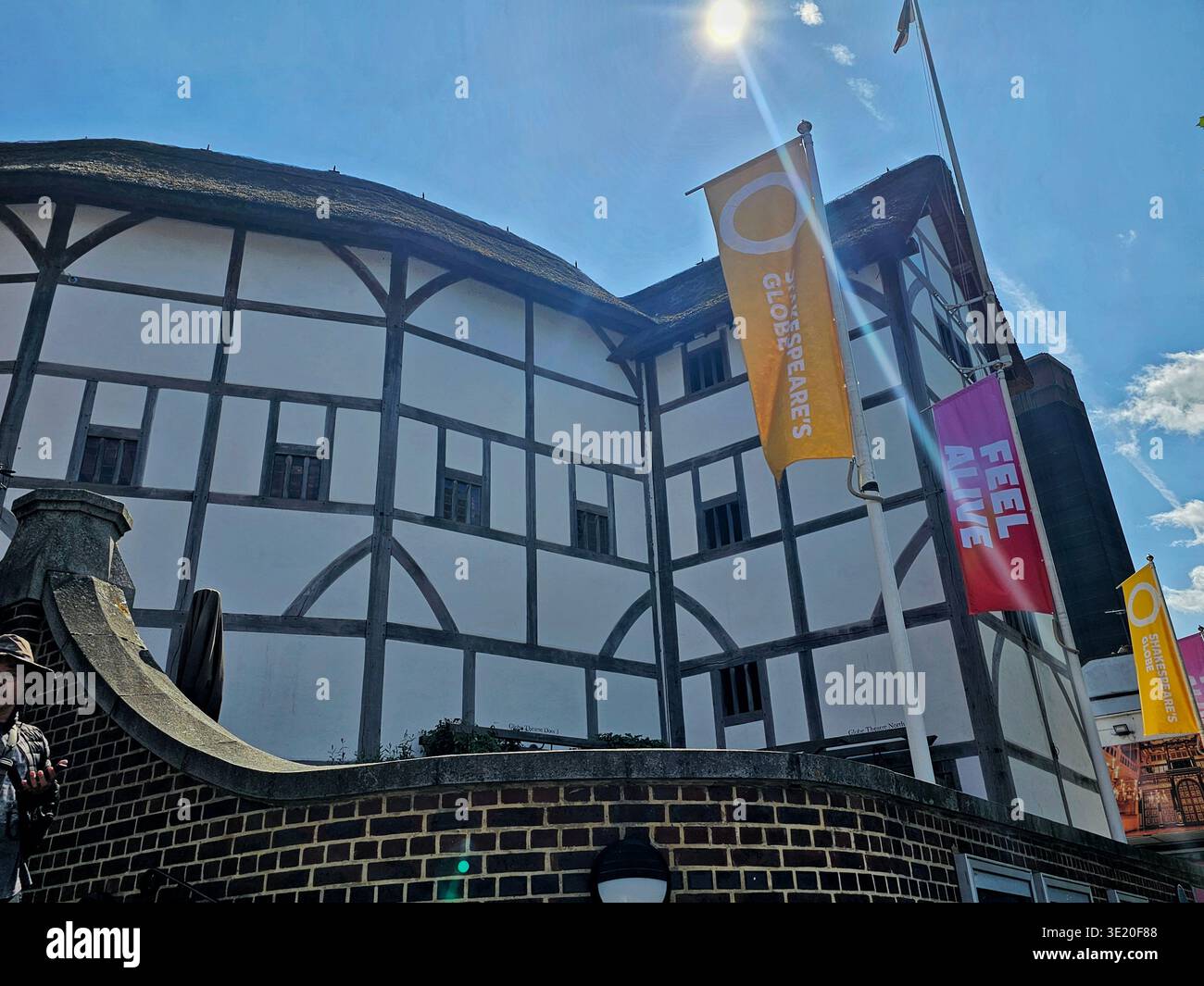 Shakespeare's Globe sulle rive del Tamigi, Londra - Immagine stock catturata con smartphone