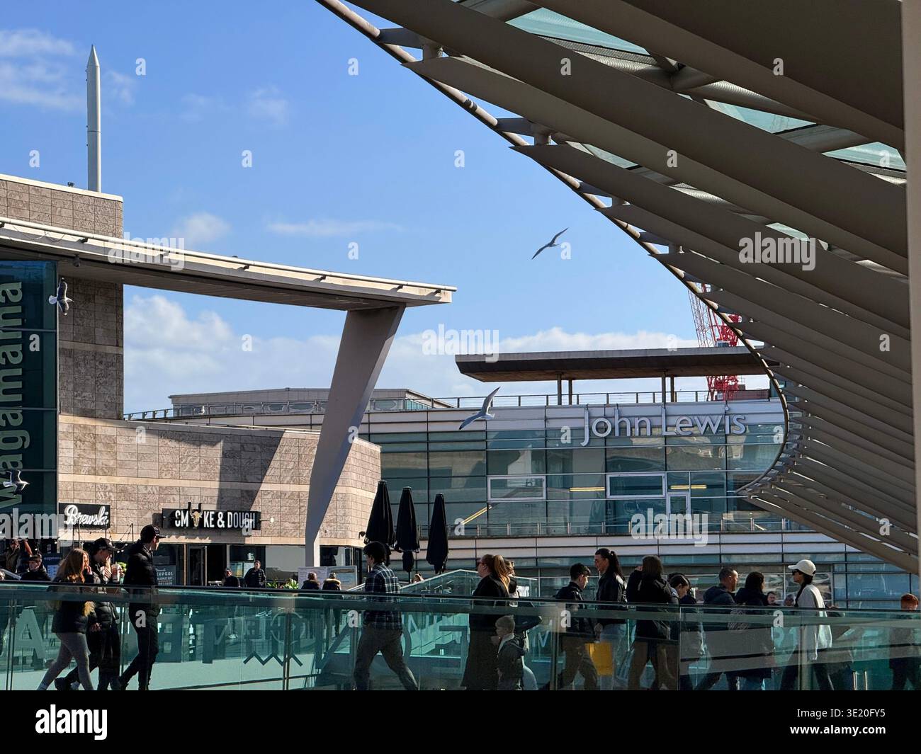 Liverpool One, area commerciale con negozio John Lewis sullo sfondo - Immagine stock catturata con smartphone