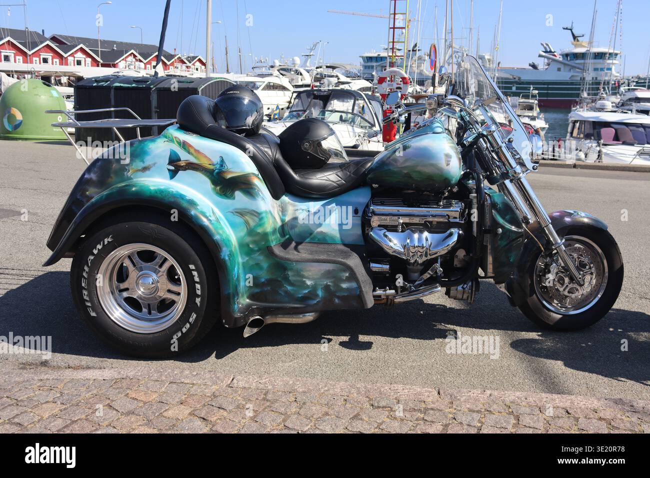 Le opere d'arte fantasia aerografate decorano questo trike Boss Hoss americano dotato di carena posteriore Ford Roadster del '32 e di un motore V8 di grande capacità. Foto Stock
