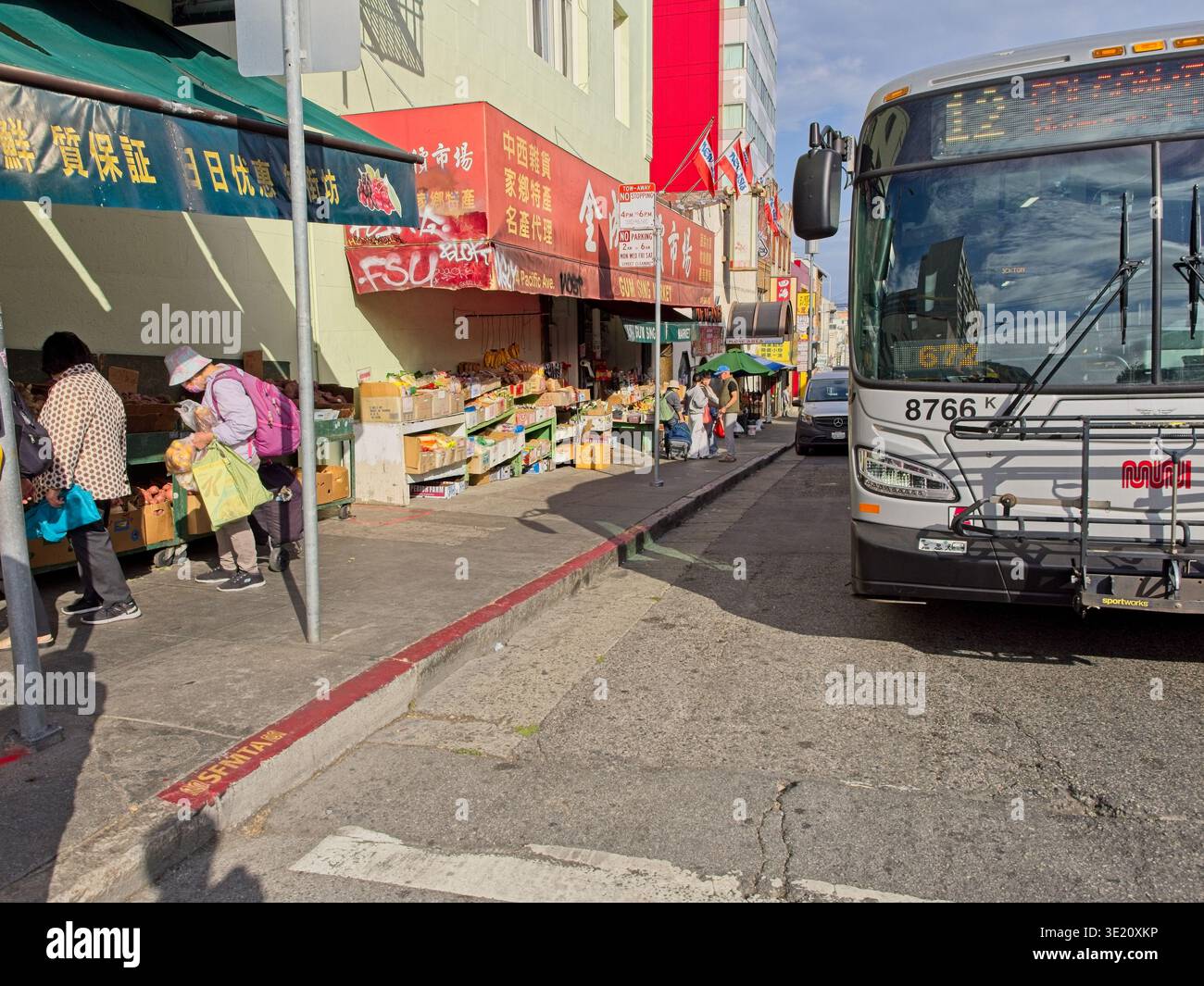 Chinatown Markets lungo Pacific avenue con passaggio dell'autobus metropolitano - San Francisco, California, ottobre 2025 Foto Stock