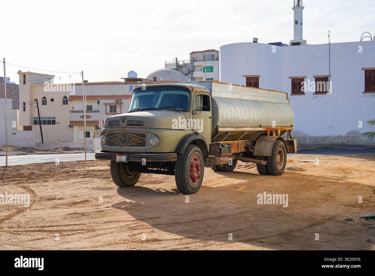 Classica autocisterna Mercedes-Benz d'epoca nel quartiere storico di Umluj, Arabia Saudita Foto Stock