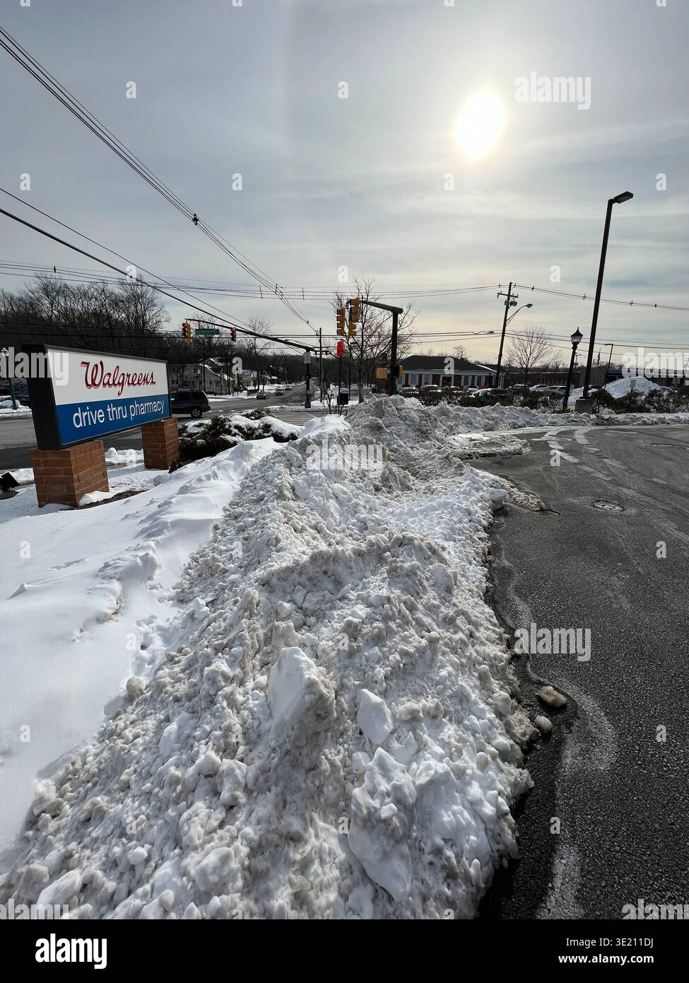 Berkeley Heights, New Jersey, Stati Uniti, 01-31-2022: In centro alla farmacia dopo la tempesta di neve - Immagine stock catturata con smartphone