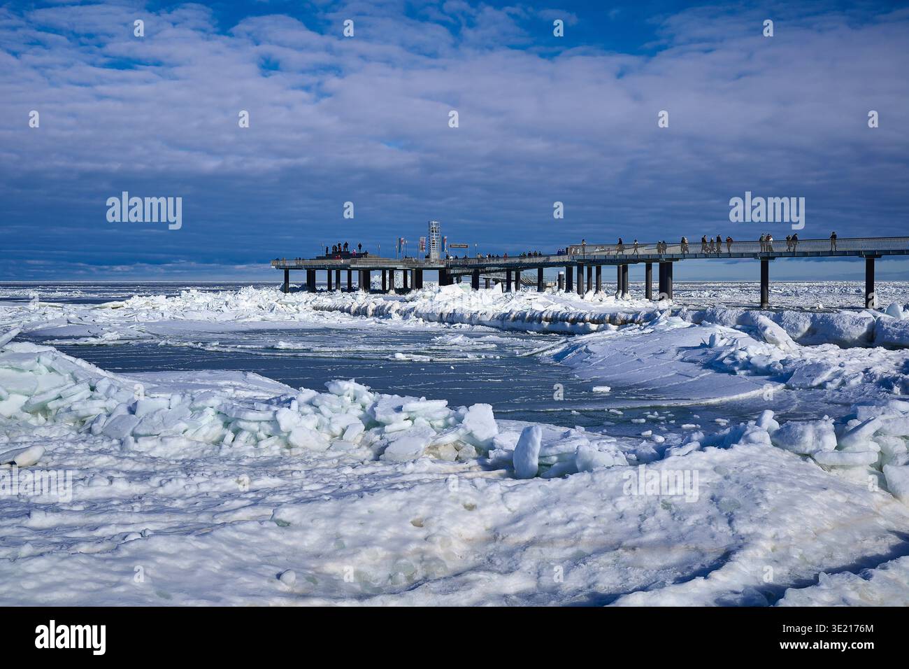 Una splendida scena invernale presso il molo di Koserow sull'isola di Usedom, in Germania, che mostra il Mar Baltico coperto da ampi strati di ghiaccio marino e suggestivo ic Foto Stock
