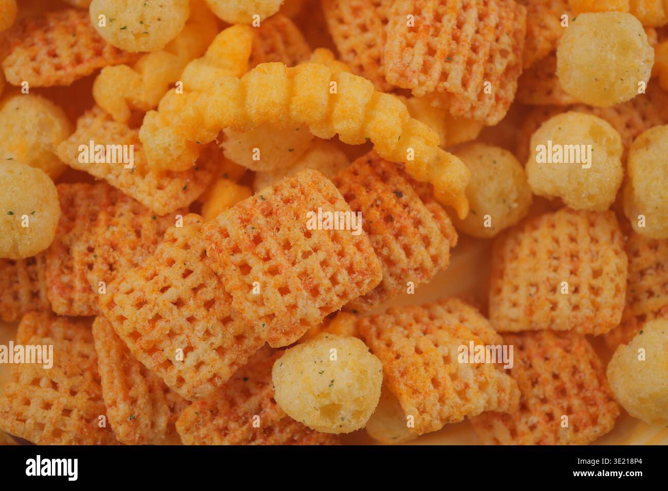 Uno spuntino si mescola con diverse forme e consistenze in esposizione Foto Stock