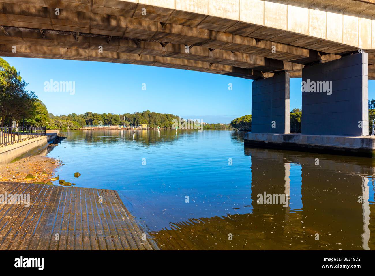 Fotografia del fiume Parramatta e del Silverwater Road Bridge nel sobborgo Greater Sydney di Silverwater nel nuovo Galles del Sud, Australia Foto Stock