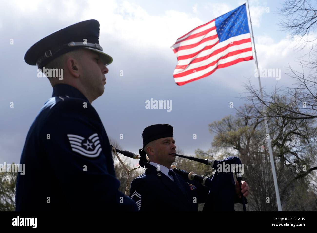 Washington DC, Stati Uniti. 17 marzo 2026. Un bagpiper suona sul prato nord della Casa Bianca vicino alla fontana per celebrare il giorno di San Patrizio a Washington, DC, USA martedì 17 marzo 2026. Credito: Yuri Gripas/Pool via CNP/MediaPunch credito: MediaPunch Inc/Alamy Live News Foto Stock