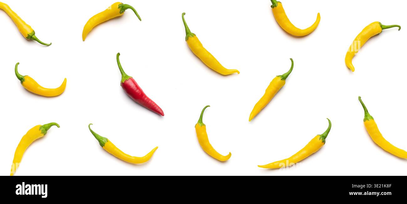 Un peperoncino rosso su sfondo giallo su sfondo bianco. Foto Stock