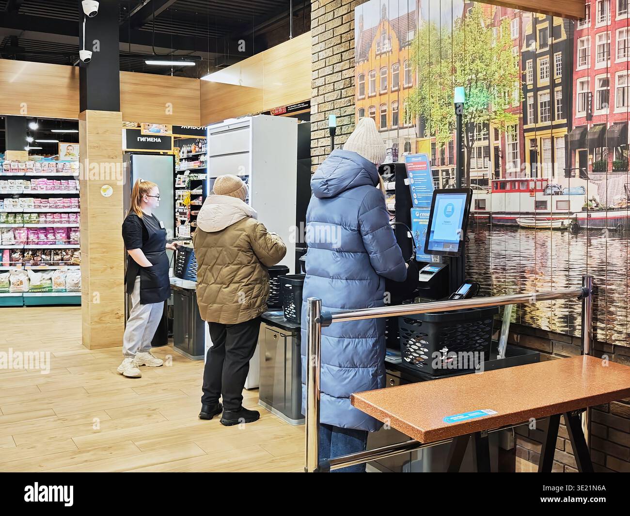 Kirov, Russia - 29 gennaio 2026: I clienti utilizzano le macchine self-service per eseguire la scansione dei loro articoli e completare i pagamenti in un negozio di alimentari durante gli acquisti più affollati Foto Stock
