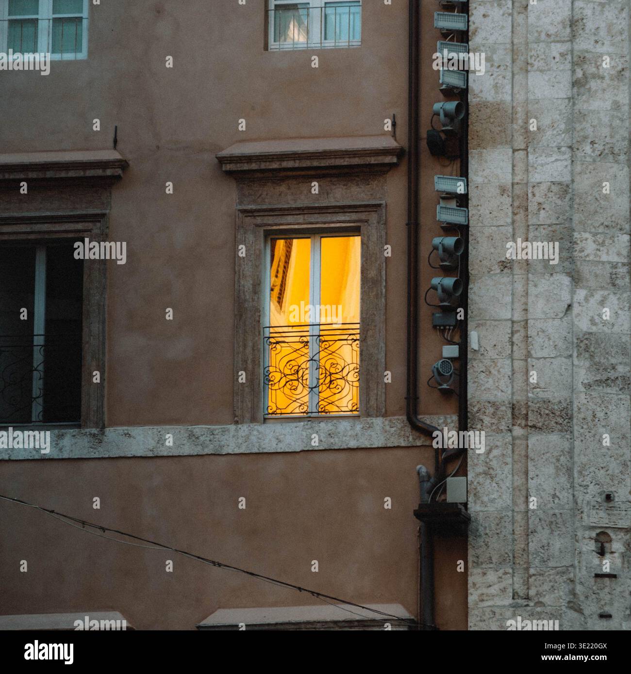 Dettagli dell'edificio colpiti dai raggi del sole in un pomeriggio primaverile a Perugia, Italia Foto Stock