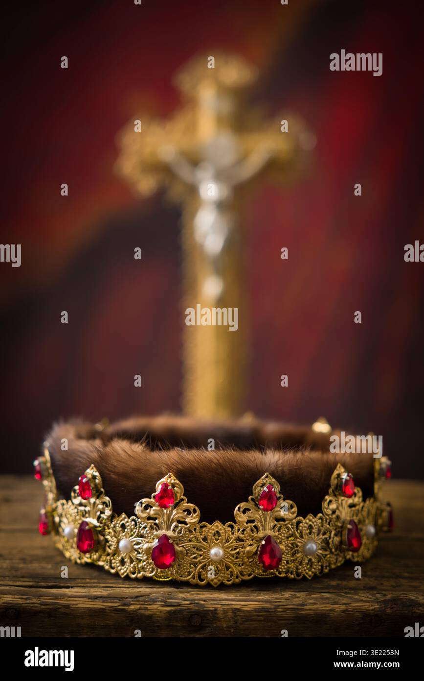 Crocifisso d'oro e corona di un re dorato decorato con rubini rossi Foto Stock