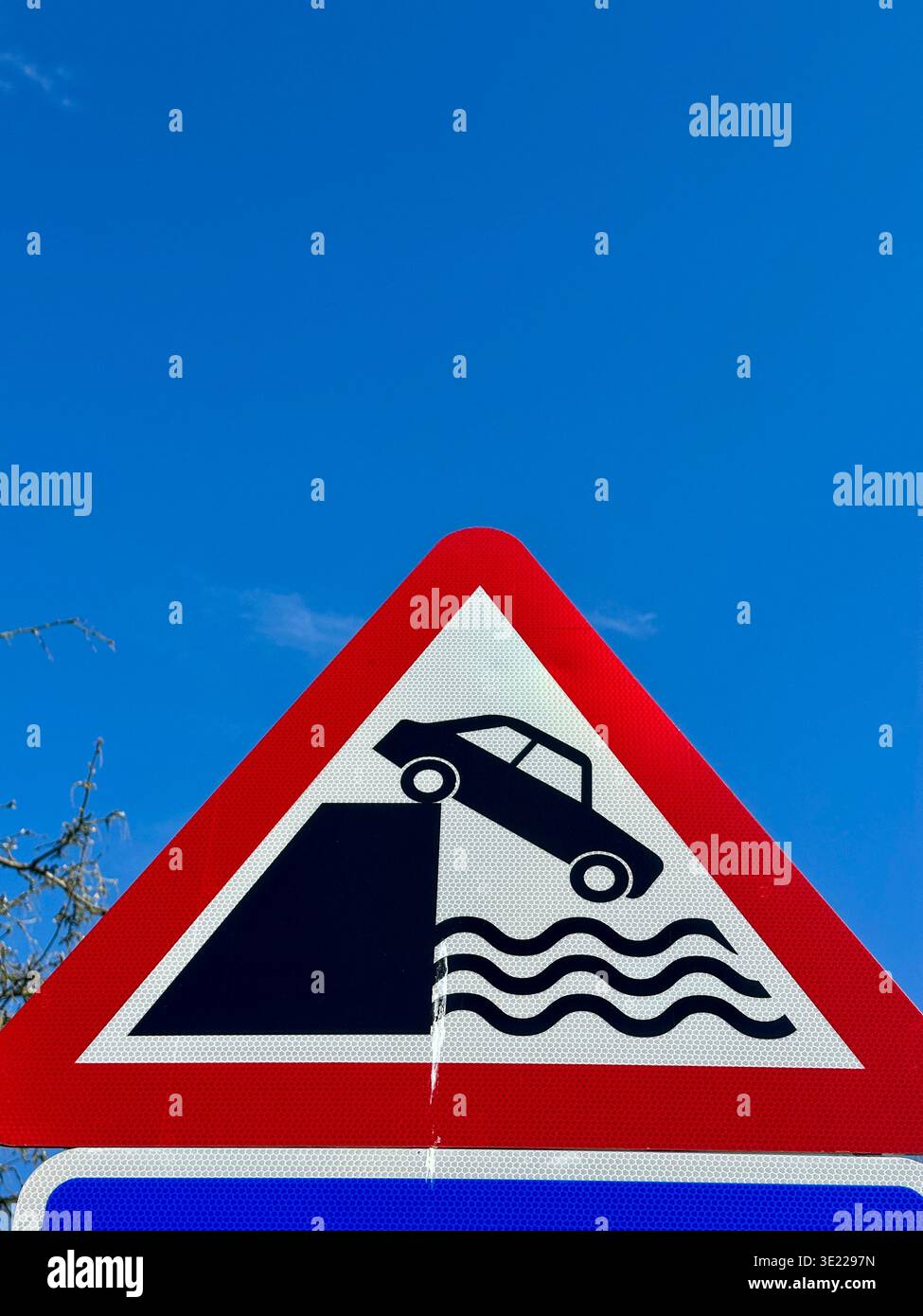 Segnale di avvertenza bordo non protetto - Immagine stock catturata con smartphone