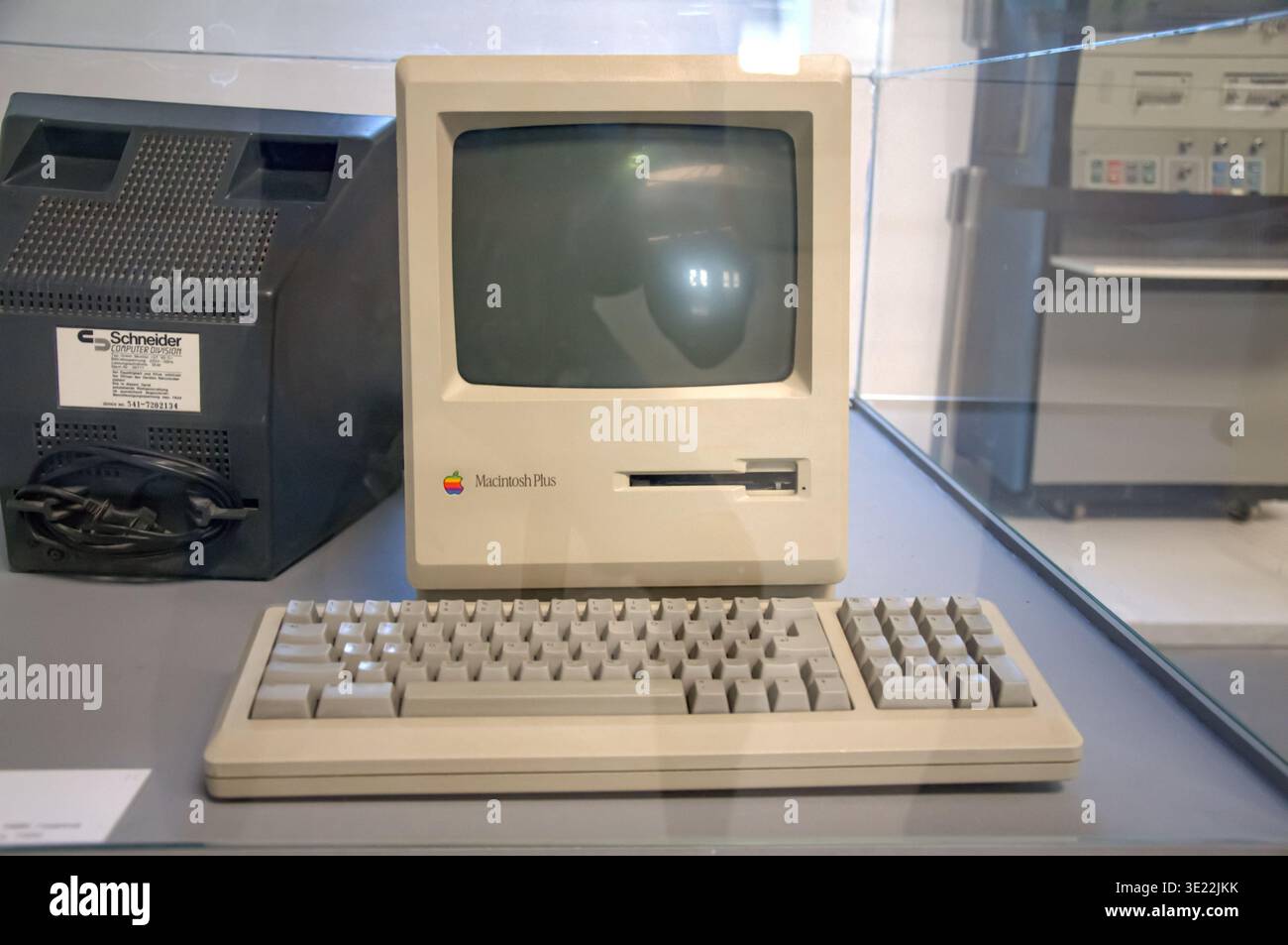 Vintage Apple Macintosh Plus computer Exhibit, Museum of Science and Technology Belgrado Foto Stock