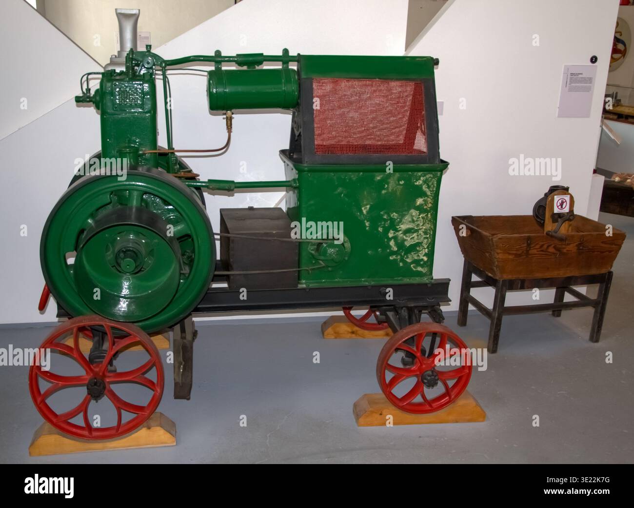 Motore stazionario Vintage Green su ruote - Mostra del patrimonio industriale Foto Stock