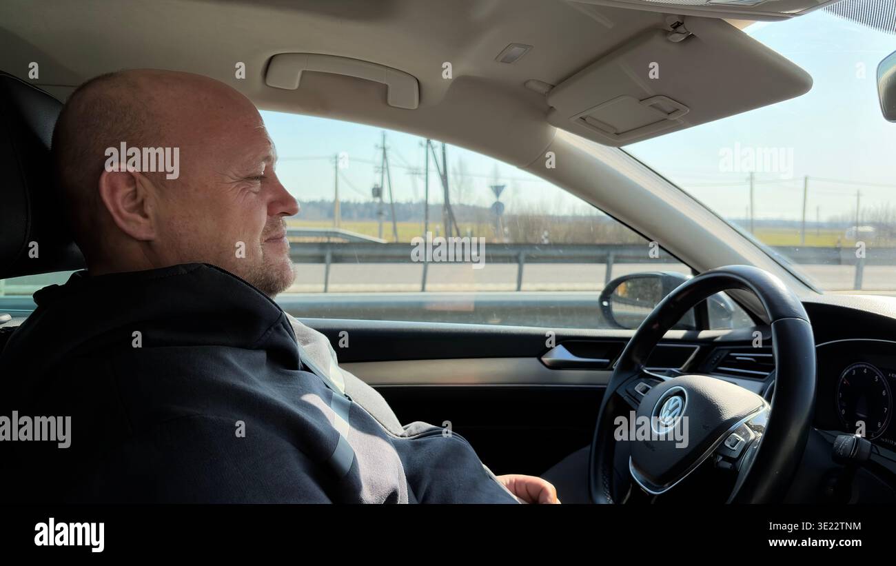 Uomo che guida l'auto all'interno del veicolo trasporti concetto Lifestyle commuting, uomo adulto che guida un'auto dal punto di vista dei passeggeri all'interno dell'abitacolo - Immagine stock catturata con smartphone