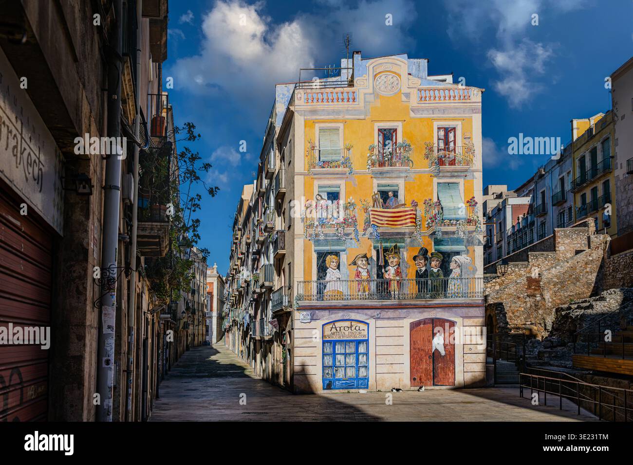 Murale trompe l'oeil su una facciata di un edificio in Plaza dels Sedassos, centro storico di Tarragona, Catalogna, Spagna. Foto Stock