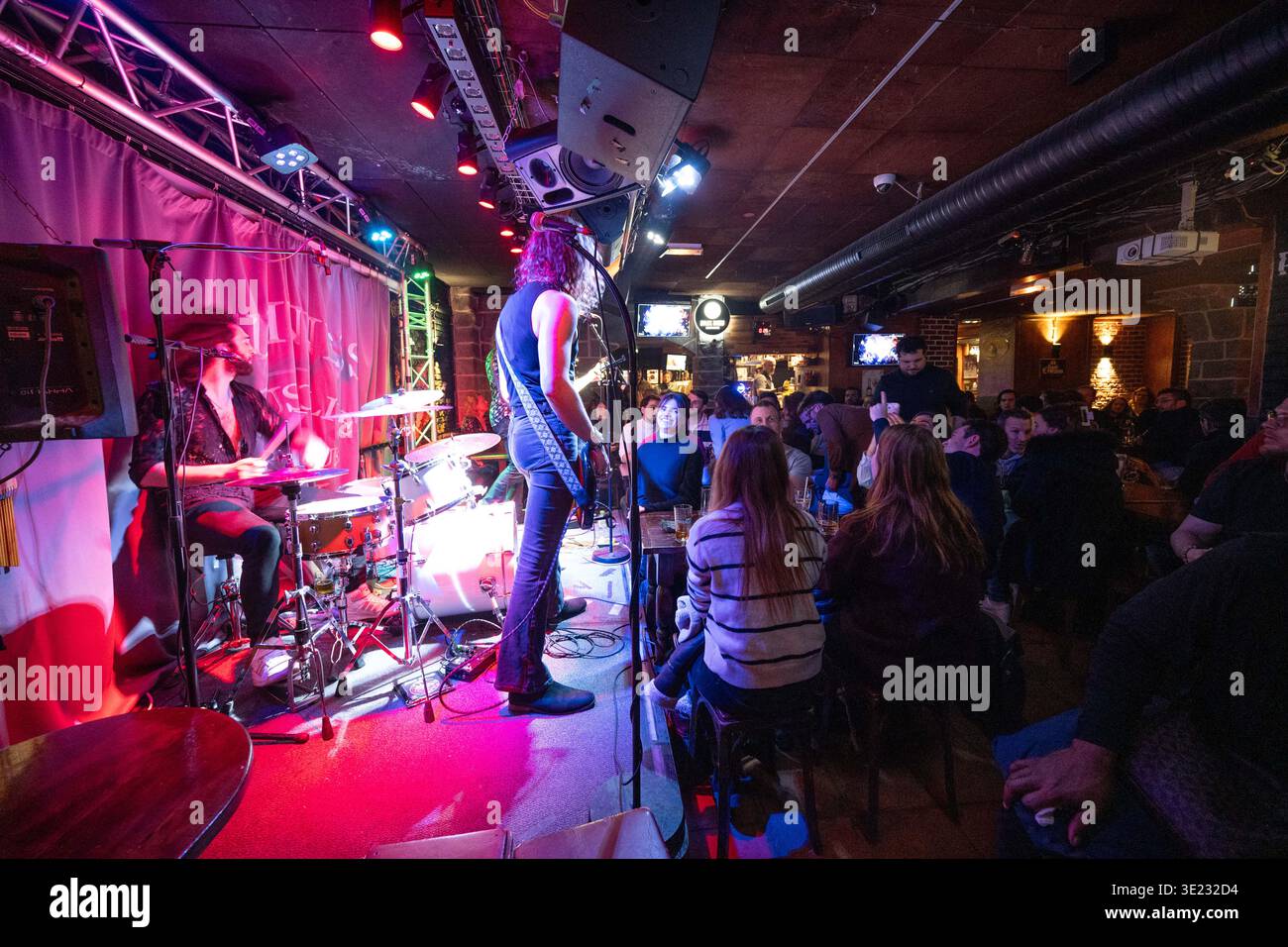 Parigi (Francia): Atmosfera durante un concerto al Temple rock taverne, un pub leggendario della città Foto Stock