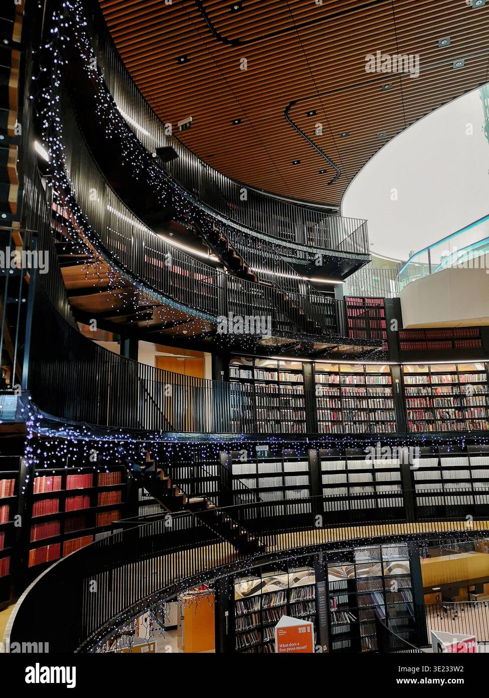 Scaffali curvi all'interno della Library of Birmingham, la più grande biblioteca d'Europa - Immagine stock catturata con smartphone