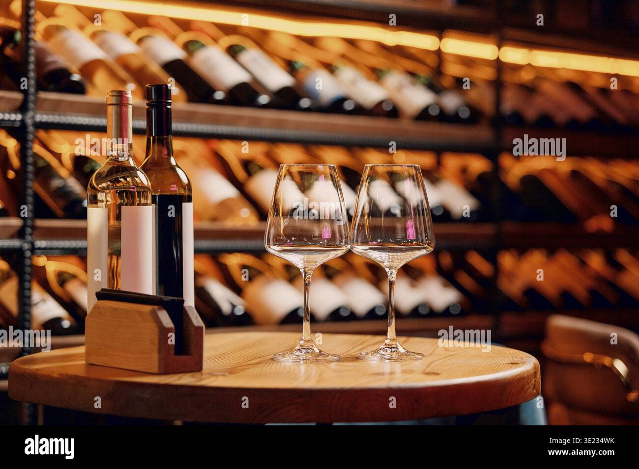 Degustazione di vini con sfondo alla cantina Foto Stock