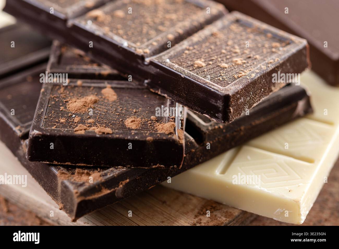 Assortimento di pezzi di cioccolato bianco, al latte e fondente Foto Stock
