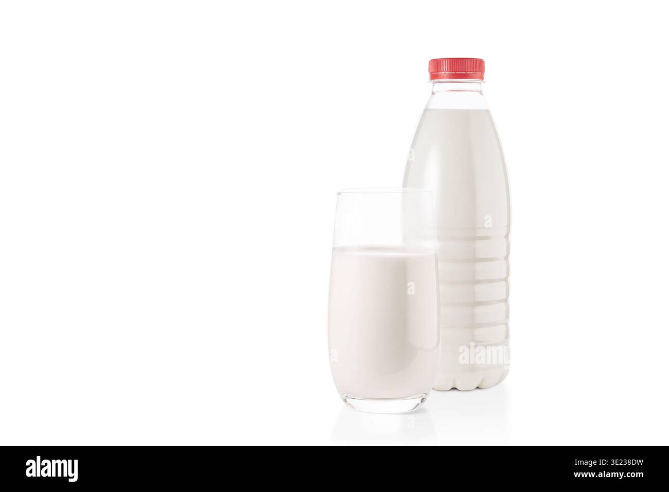 Un biberon di plastica e un bicchiere di latte su uno sfondo bianco pulito in uno spazio di copia minimalista. Freschezza e purezza: L'abbondanza di colore bianco Foto Stock