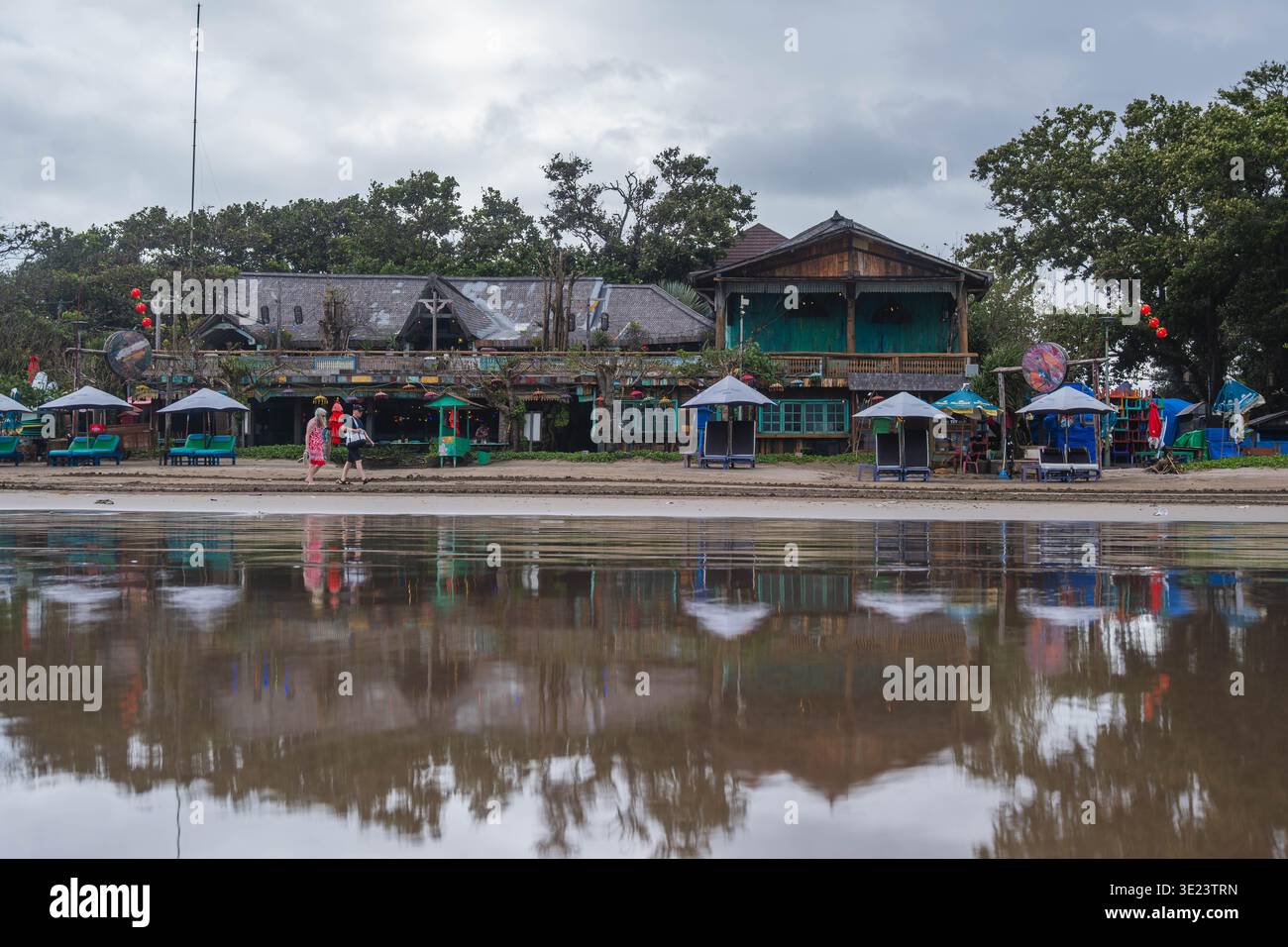 Beach Club e ombrelloni riflessi su Wet Sand Foto Stock