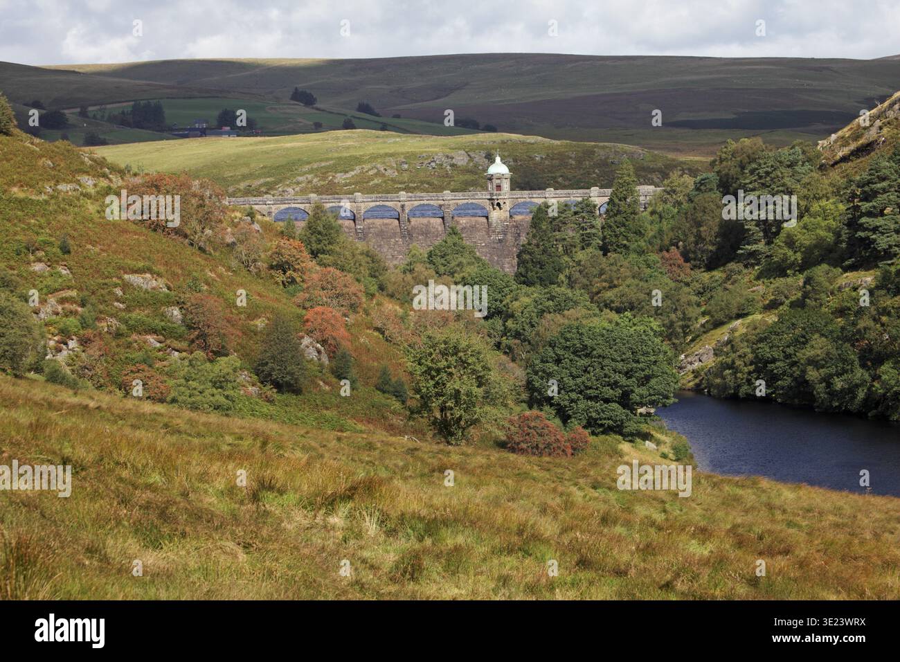 Craig Goch dam e Colore di autunno da Le Pen-y-serbatoio Garreg Elan Valley Wales UK Settembre 2012 Foto Stock