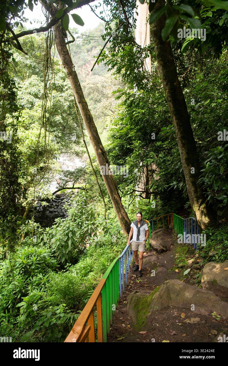 Il turista sale le scale dalla base delle Thomson's Falls, Nyahururu, Kenya Foto Stock