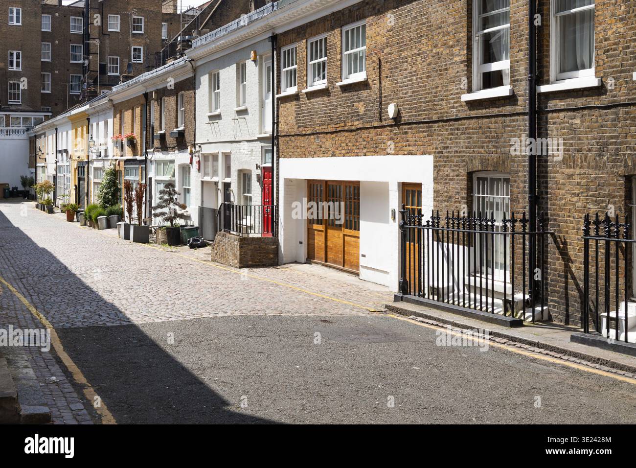 Tradizionali case in mattoni in una strada tranquilla a Londra. Foto Stock