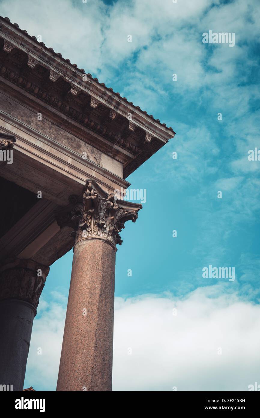 Pantheon colonna corinzia dettaglio contro il cielo blu a Roma, Italia Foto Stock
