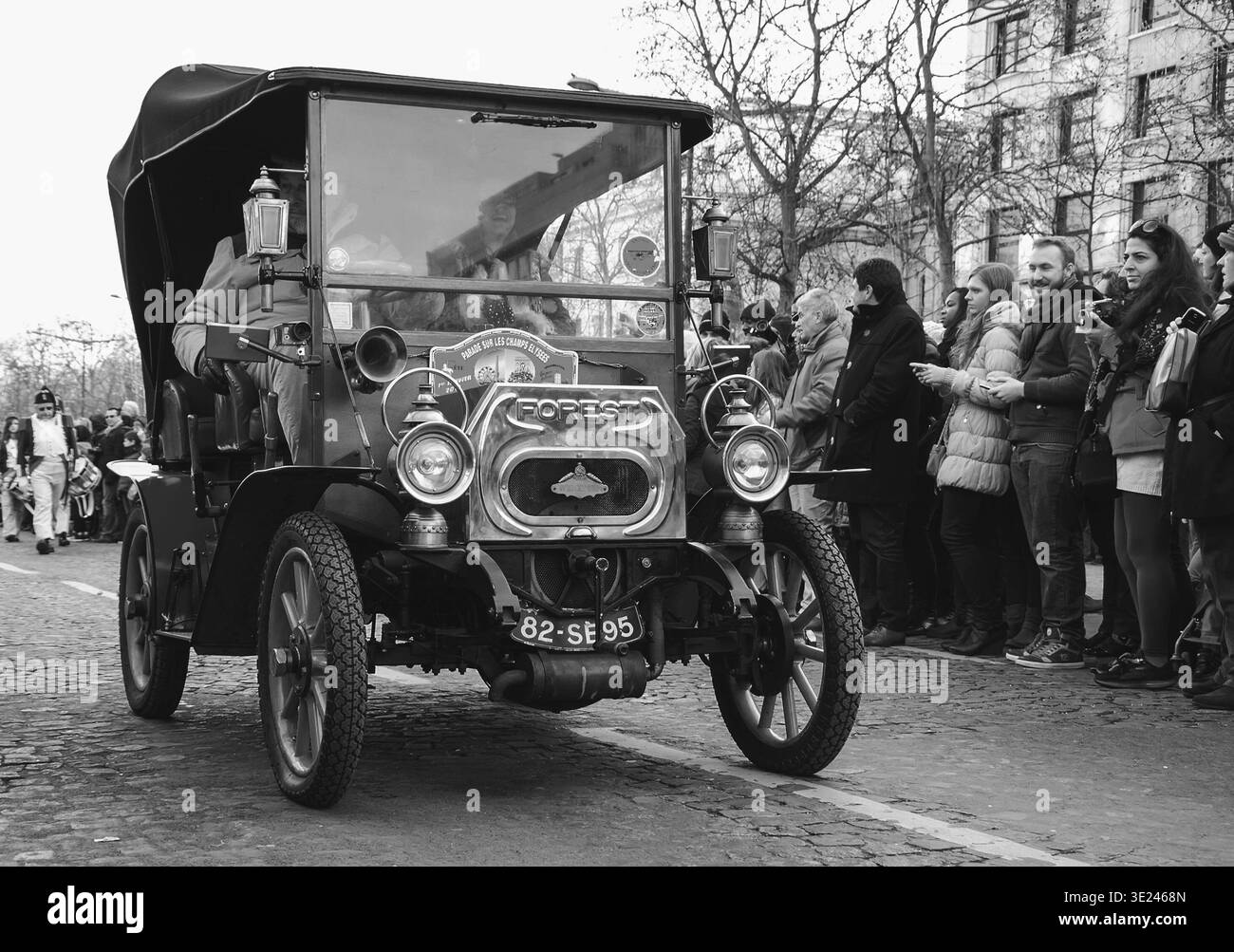 PARIGI, FRANCIA - 1 GENNAIO 2015: Auto d'epoca partecipa alla sfilata di Capodanno sull'Avenue des Champs-Elysees. La colorata parata di Capodanno è anche annuale Foto Stock