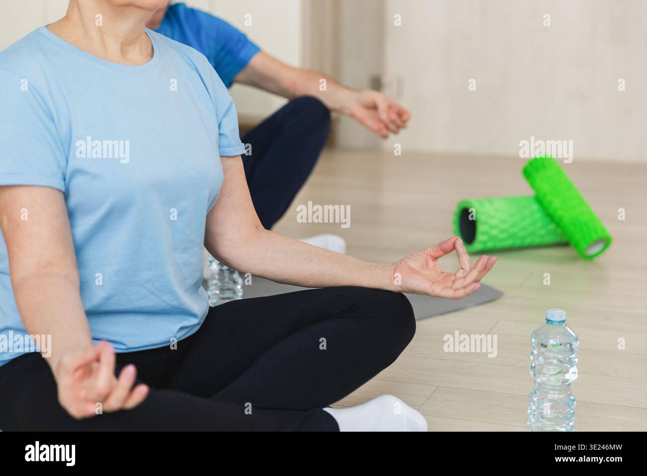 Meditazione sulla consapevolezza dello yoga. Coppia matura senior che pratica yoga a casa. Mani nel mento mudra gesto. Il vecchio marito moglie seduto in posa di loto meditando rilassandosi. Famiglia che pratica la respirazione. Foto Stock