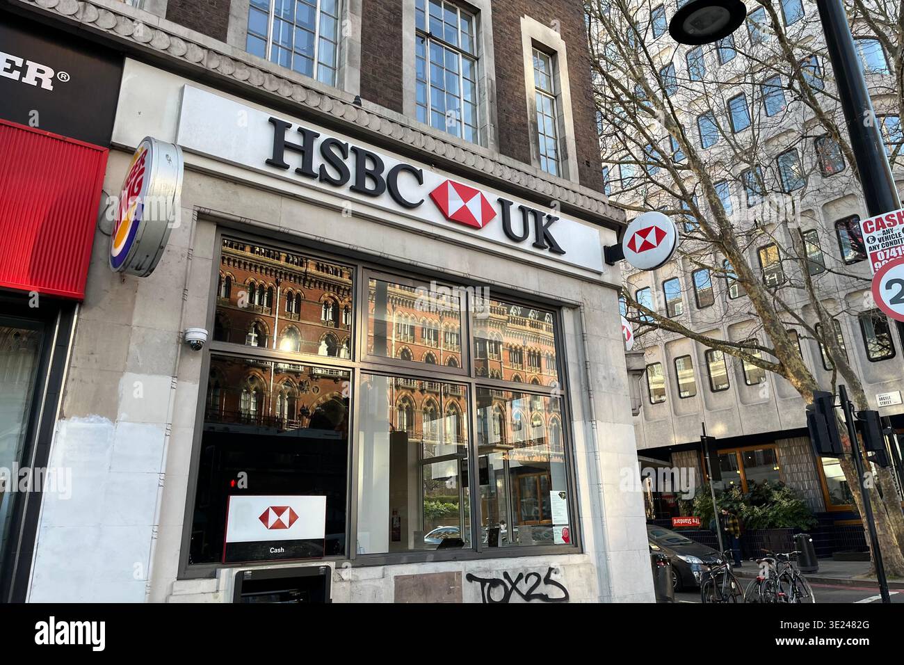 HSBC Bank Branch su Euston Road vicino alle stazioni internazionali di King's Cross e St Pancras. Londra, Inghilterra, Regno Unito. 13 dicembre 2025. - Immagine stock catturata con smartphone