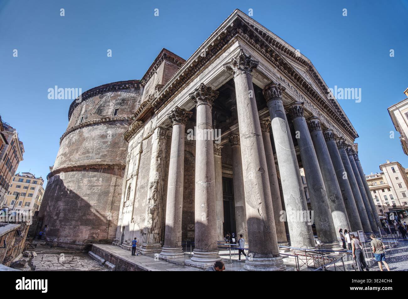 pantheon roma ingresso antico portico archeologico blu timido punto panoramico enfasi sulle colonne storie centriche più visitate Foto Stock