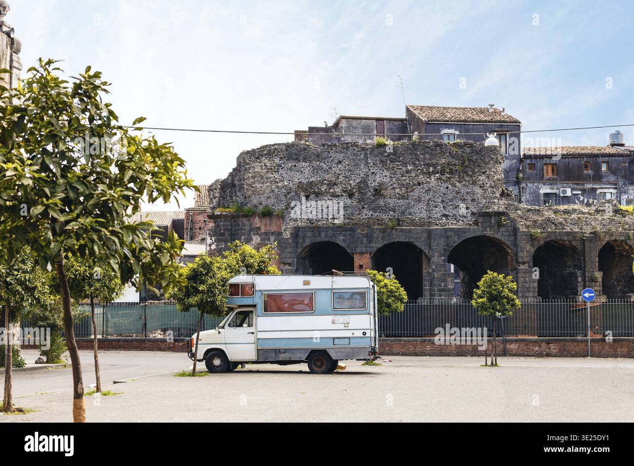 Vista dell'Odeon romano da via Teatro Greco a Catania, Sicilia, Italia Foto Stock