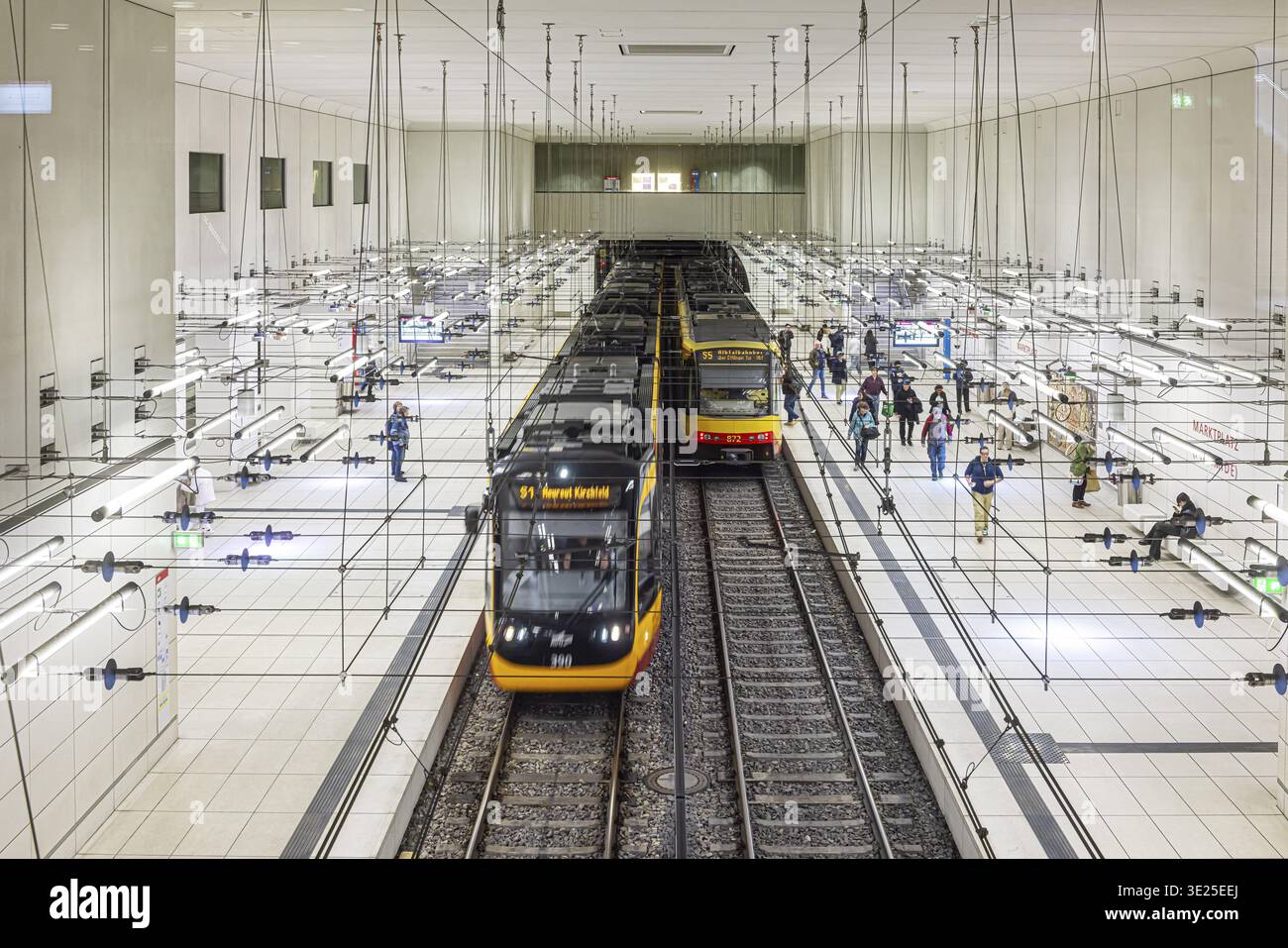 Soluzione combinata, trasporto pubblico a Karlsruhe. Riallineamento dei tram e della ferrovia leggera nel centro della città. L'obiettivo del progetto è quello di rendere tran locale Foto Stock