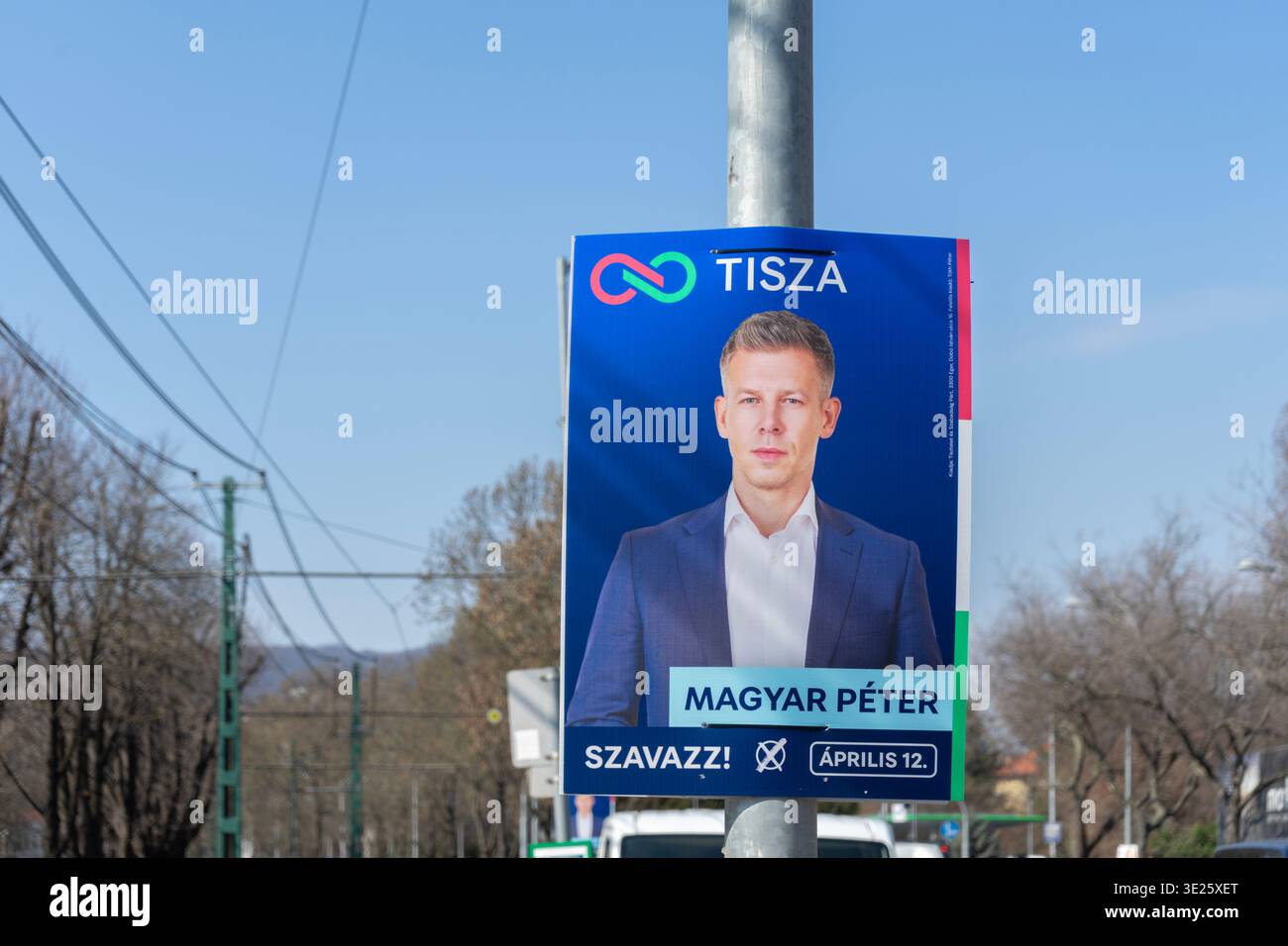 Poster della campagna elettorale di Péter Magyar come candidato individuale del partito Tisza, che esorta gli elettori a "votare" il 12 aprile, esposto in via Budapest. Foto Stock