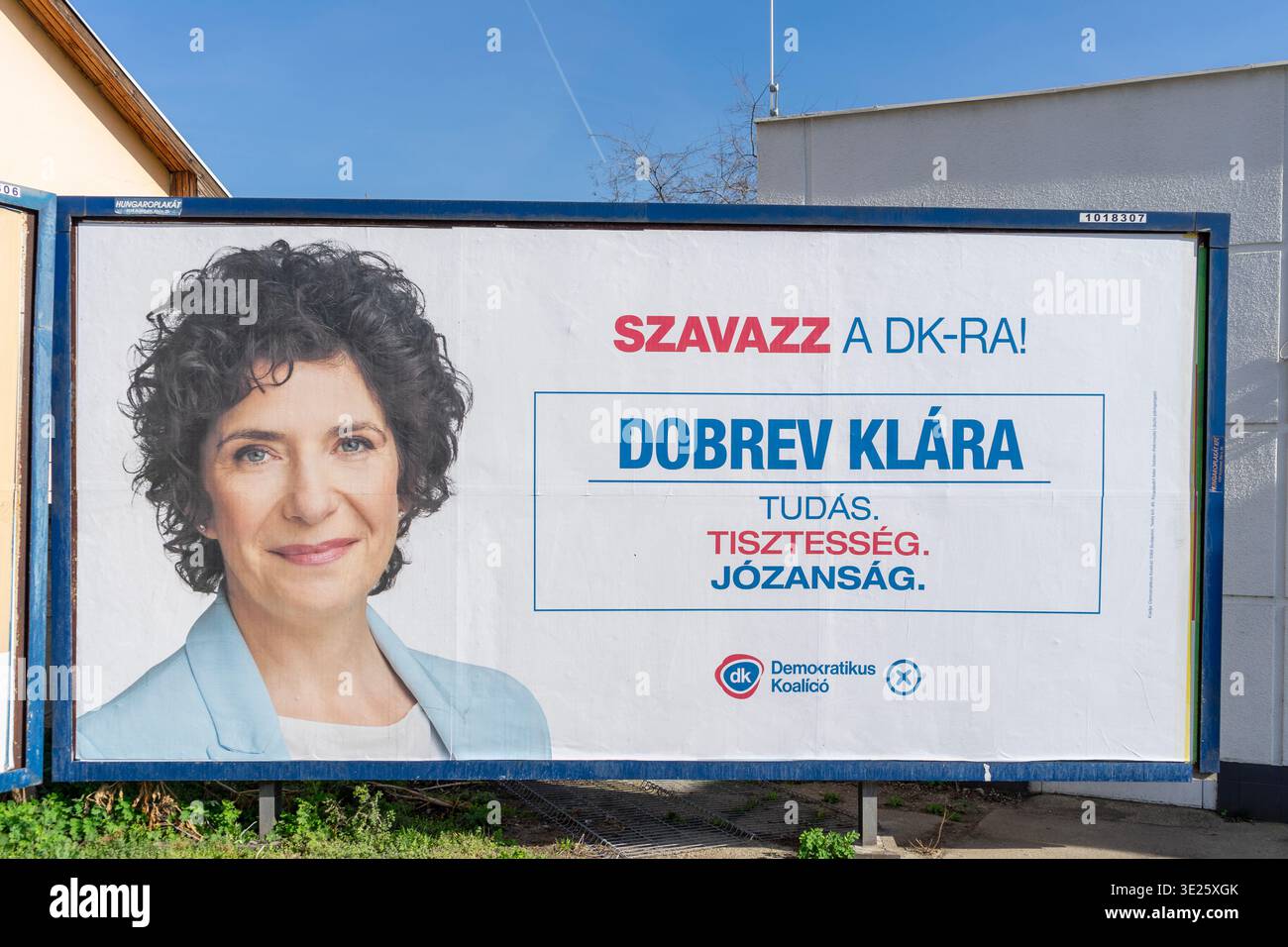 I cartelloni elettorali di Fidesz e della Coalizione Democratica sono esposti fianco a fianco in via Budapest, mostrando messaggi della campagna rivale. Foto Stock