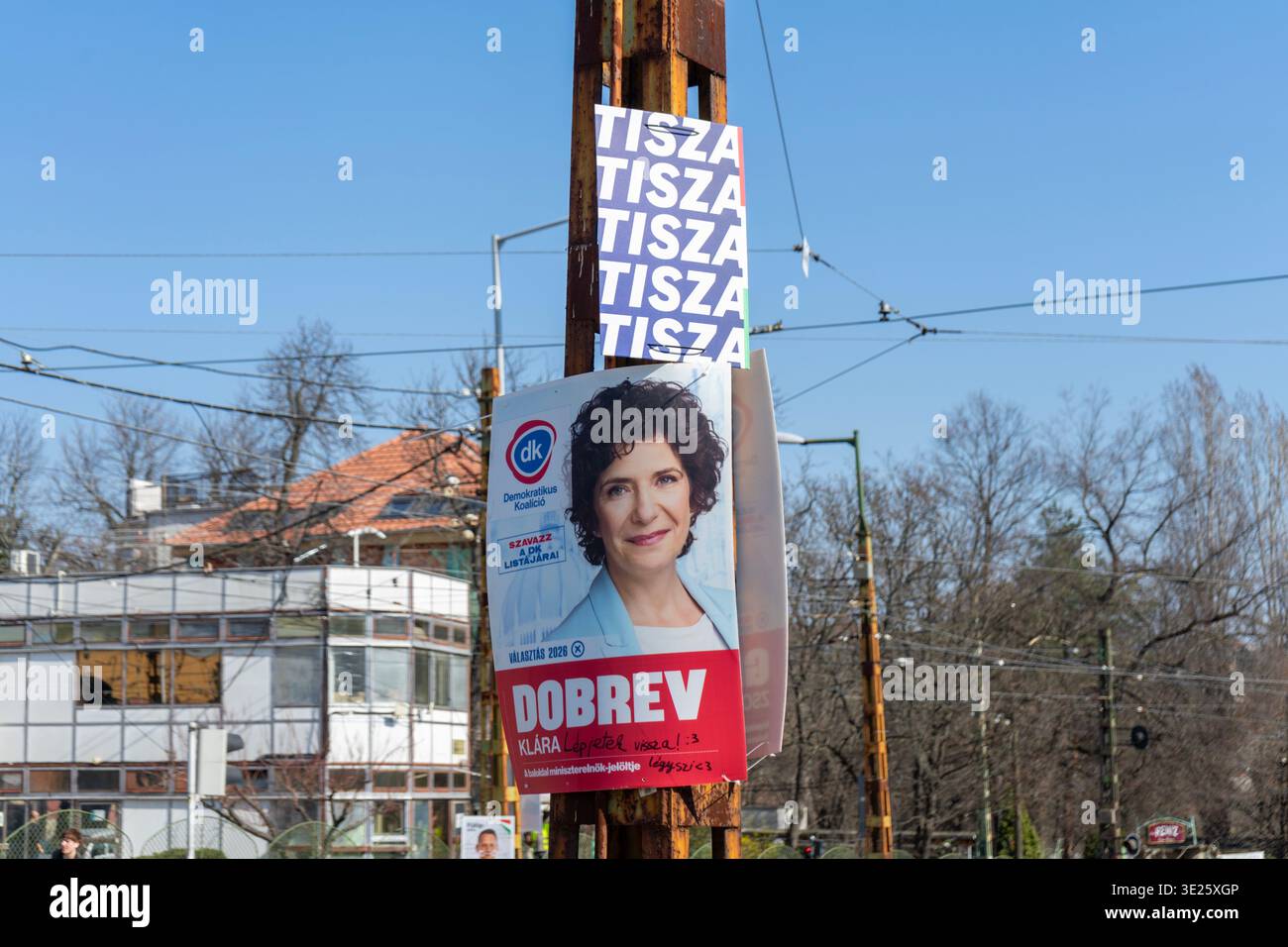 Manifesti elettorali di Klára Dobrev (Coalizione Democratica) e adesivo del partito Tisza stratificati sul palo stradale di Budapest. Foto Stock
