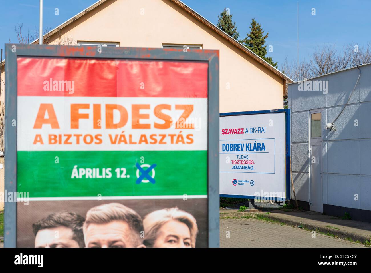 I cartelloni elettorali di Fidesz e della Coalizione Democratica sono esposti fianco a fianco in via Budapest, mostrando messaggi della campagna rivale. Foto Stock
