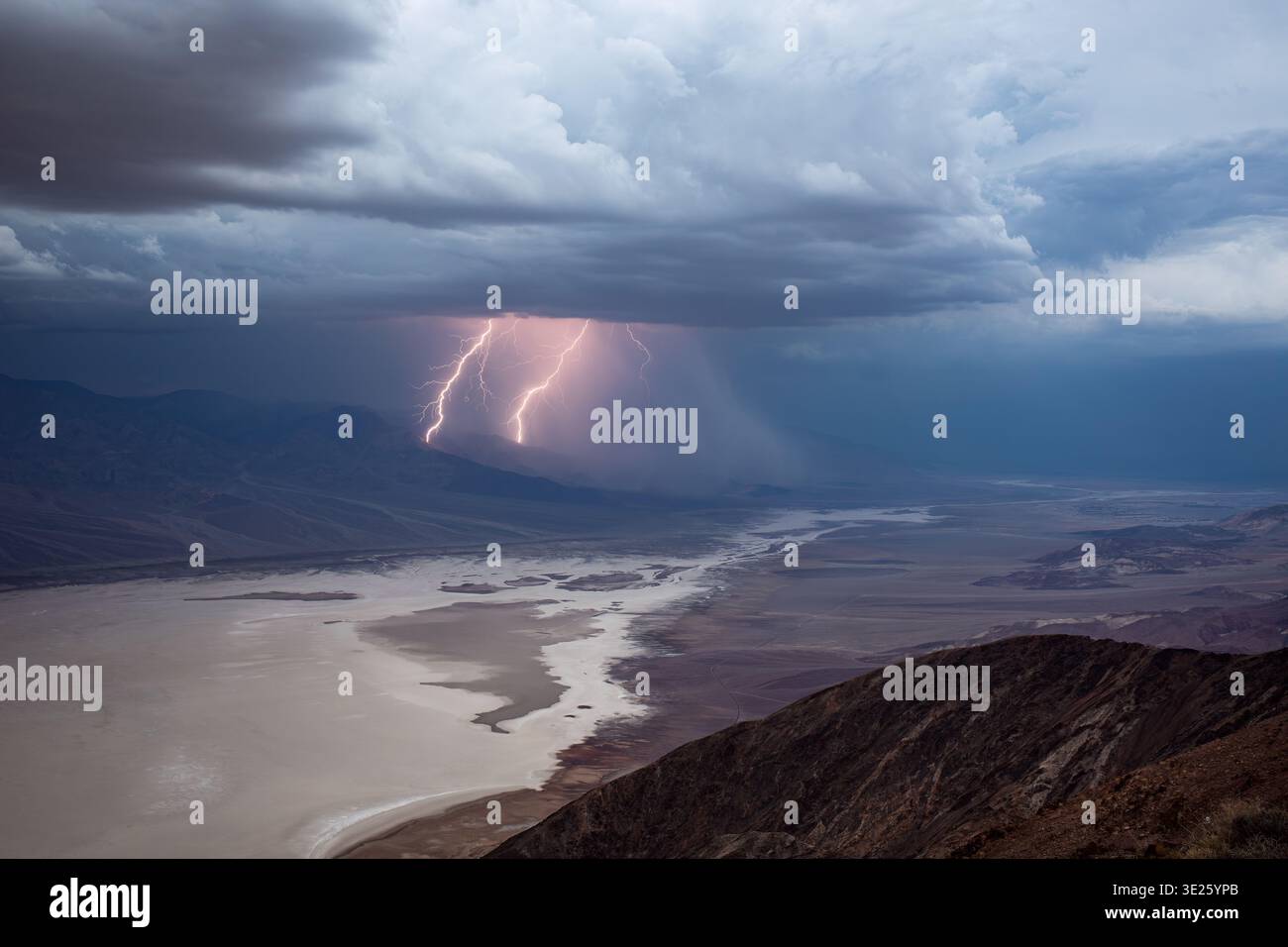Tempesta di fulmini da Dante's View nel Parco Nazionale della Valle della morte Foto Stock