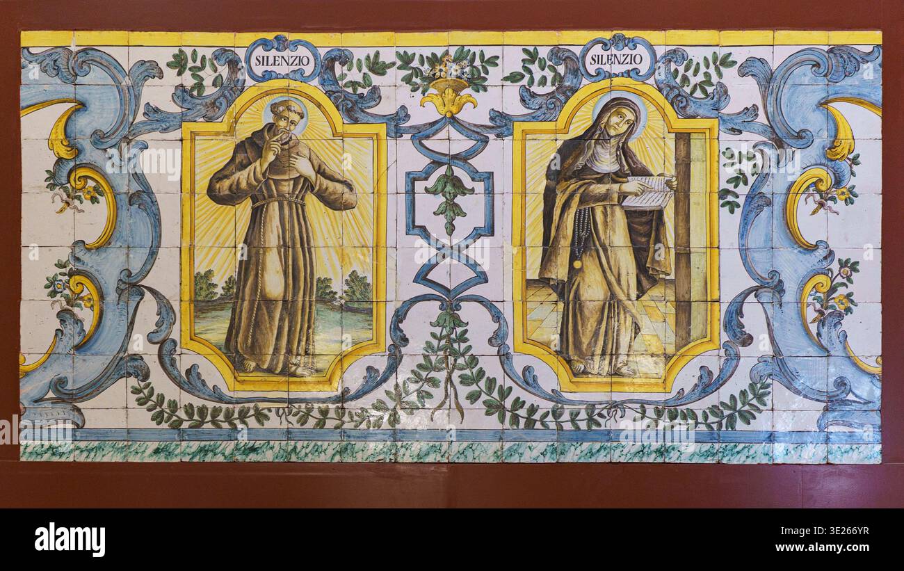 Imponente pannello in maiolica (ceramica smaltata in stagno) del Museo Diocesano di Palermo. Questo pezzo decorativo barocco, probabilmente risalente al XVII o XVIII secolo Foto Stock