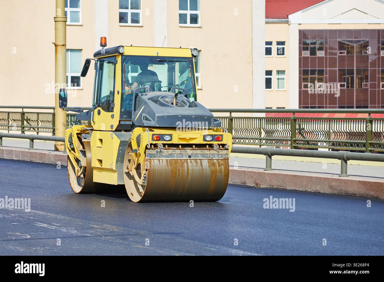 Rullo vibrante pesante per lavori su asfalto. Riparazione stradale. Foto Stock