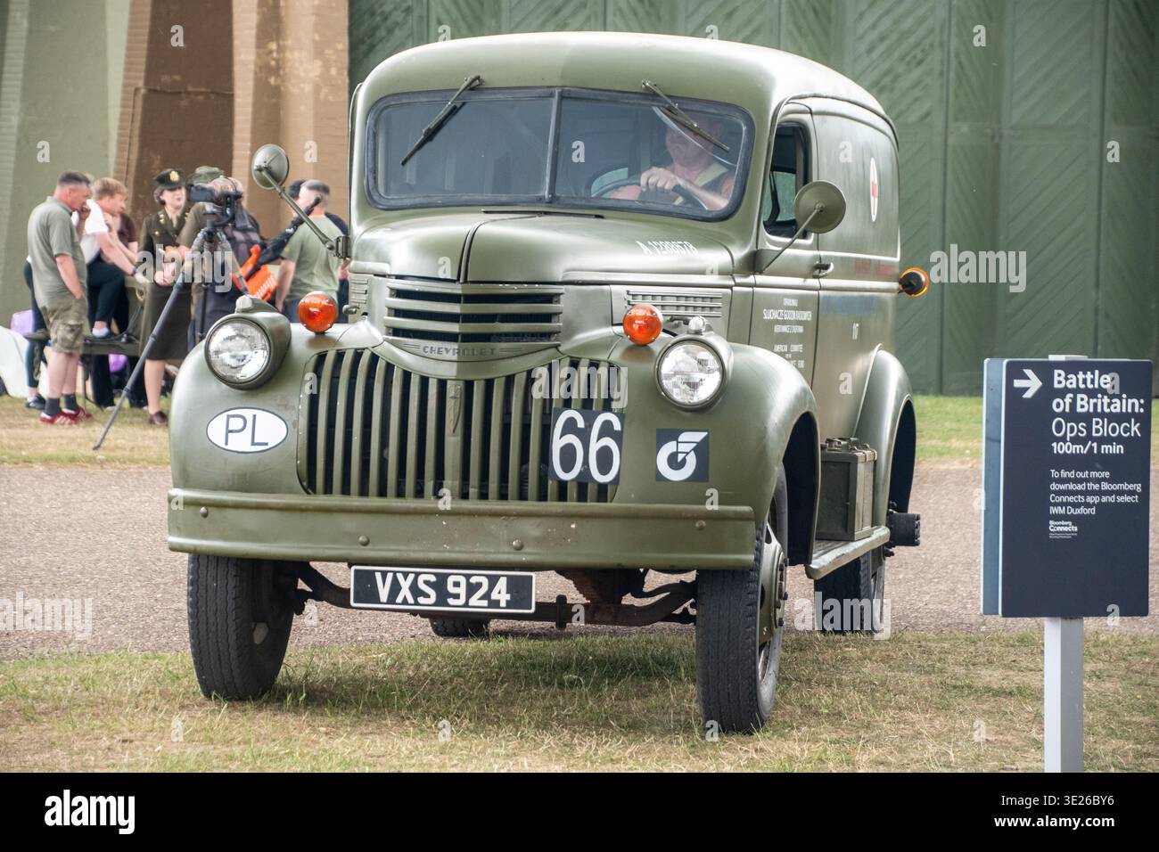 IWM Duxford Summer Airshow - ambulanza militare Chevrolet verde oliva parcheggiata sull'erba durante un evento della Battaglia d'Inghilterra a Duxford, circondata da visitatori Foto Stock