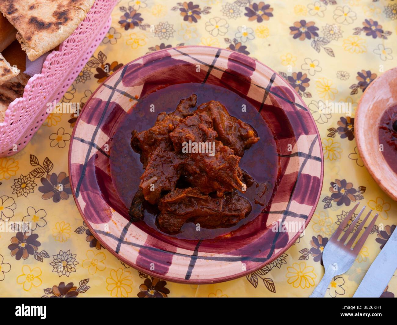 Tradizionale zuppa tunisina di Chorba Frik servita durante il Ramadan Foto Stock