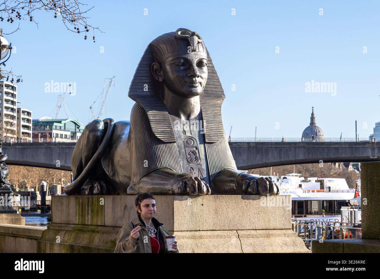 Scultura della Sfinge che custodisce l'ago di cleopatra a Londra e una persona con trucco degli occhi in stile egiziano Foto Stock